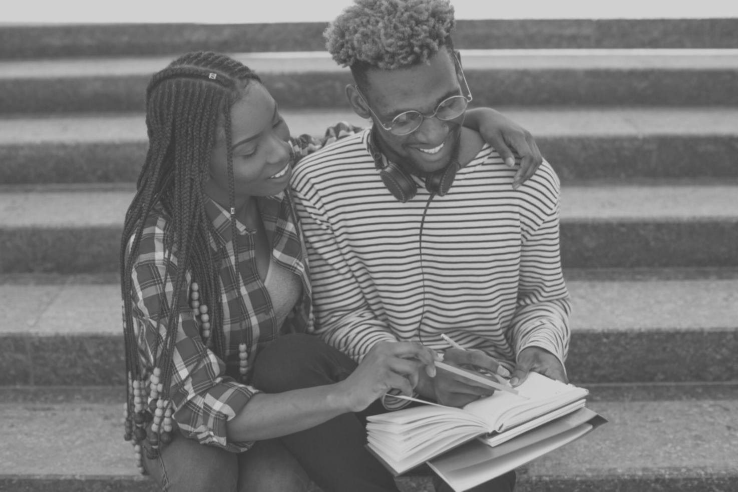 Studenti che discutono teoria letteraria in un ambiente di apprendimento collaborativo