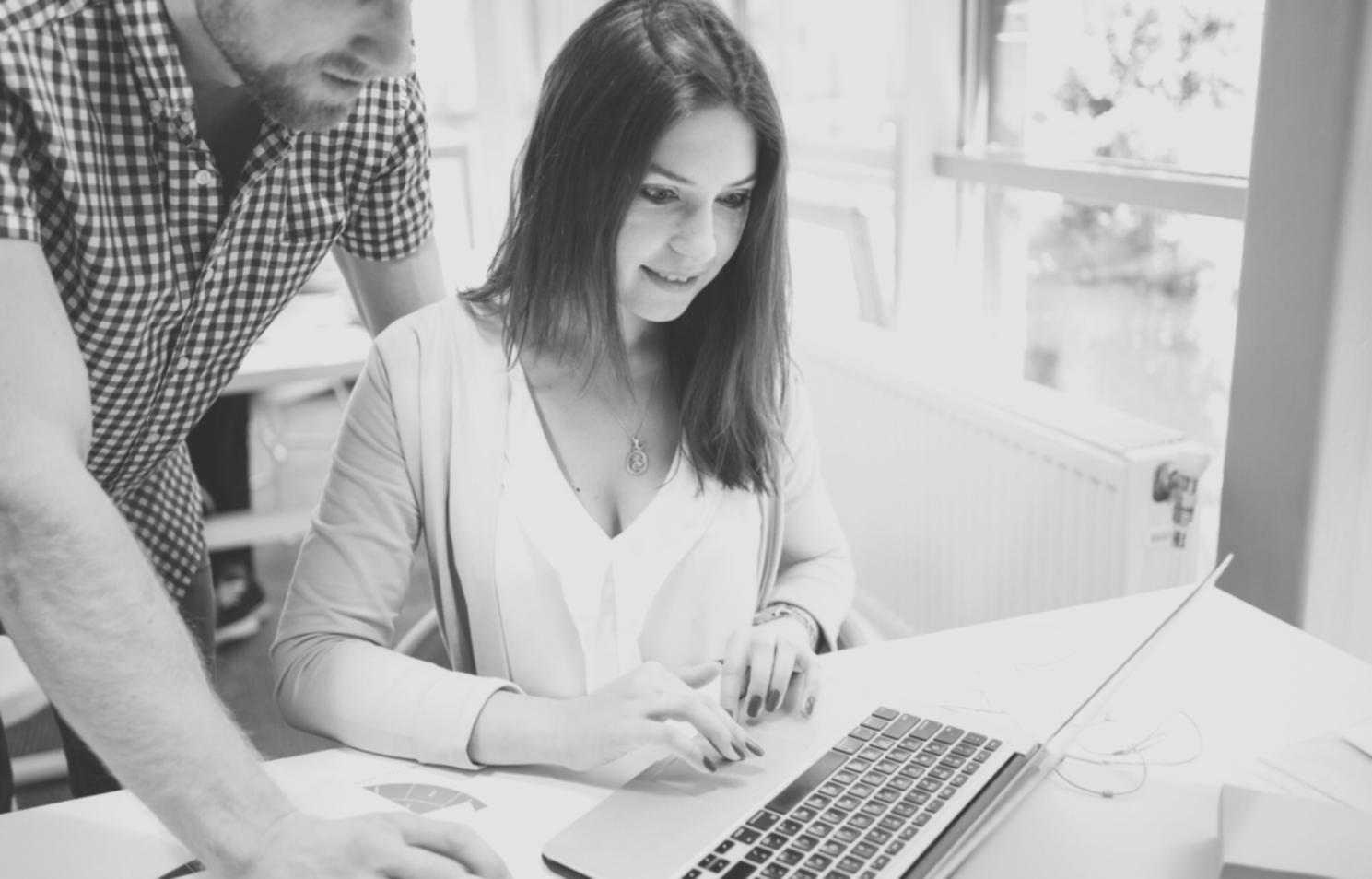 Studenti impegnati nell'analisi letteraria durante una sessione di studio