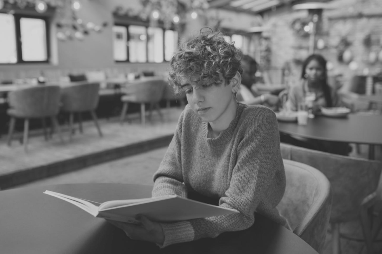 Biblioteca con collezione di testi di teoria letteraria