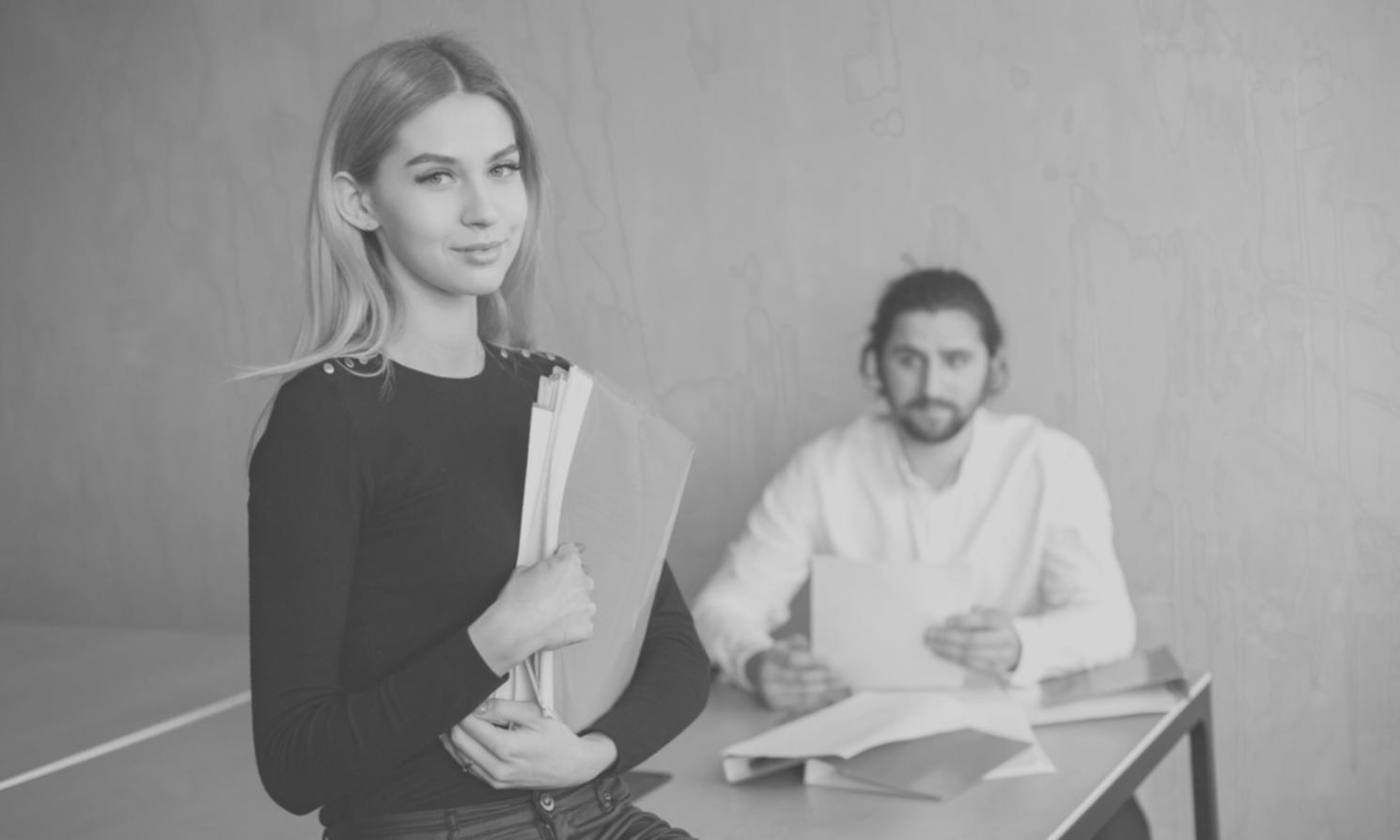 Biblioteca con volumi di critica letteraria e testi classici disposti su scaffali